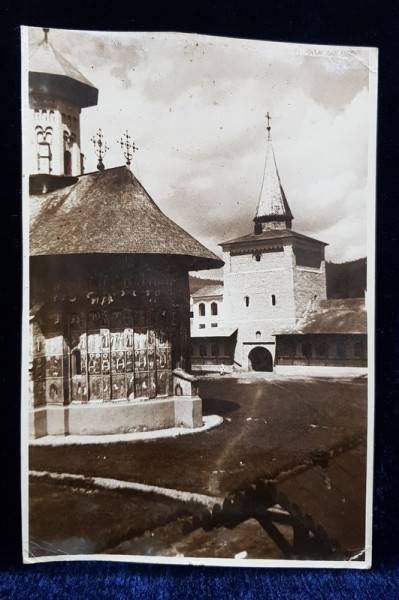 MANASTIREA MOLDOVITA , FOTOGRAFIE MONOCROMA, PE HARTIE LUCIOASA , PERIOADA INTERBELICA , COLTUL DIN DREAPTA JOS INDOIT *