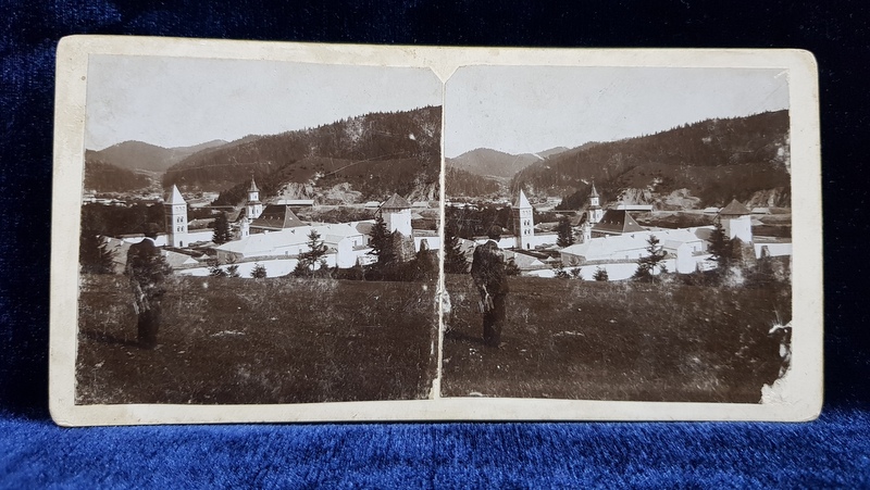 MANASTIREA PUTNA , BUCOVINA , VEDERE PANORAMICA , FOTOGRAFIE STREOSCOPICA , MONOCROMA , PE SUPORT DE CARTON , CCA. 1900