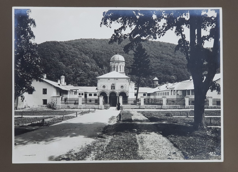 MANASTIREA SUCEVITA  - CLOPOTNITA / MANASTIREA COZIA , FOTOGRAFII PRINSE PE CARTON , FATA  - VERSO , FOTOGRAF NICOLAE TATU , BUCURESTI , MONOCROME , PERIOADA INTERBELICA