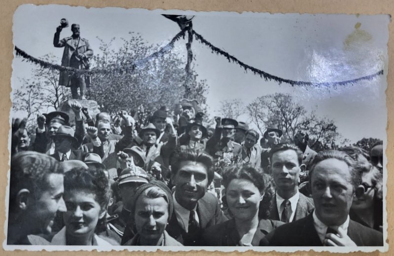 MANIFESTANTI LA O ADUNARE POPULARA , IN FATA STATUII LUI CAROL I DIN CRAIOVA , 1 MAI 1945