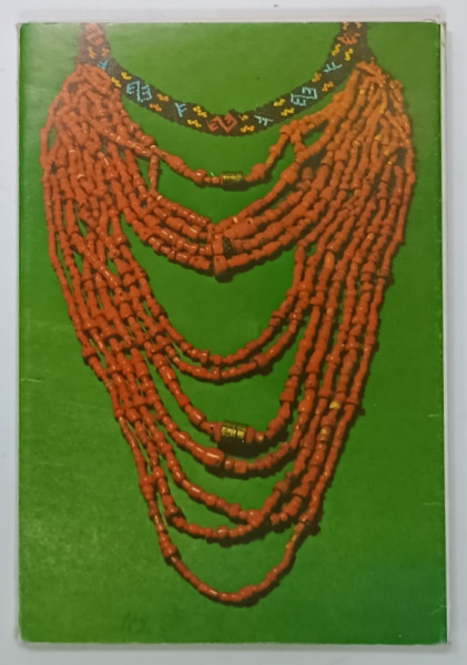 MAPA CU OBIECTE DE PODOABA DIN COLECTIILE MUZEULUI SATULUI , TEXT IN ROMANA , ENGLEZA SI FRANCEZA , de JANA DOCHITA , ANII '70 -' 80