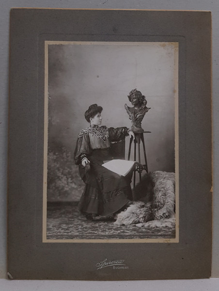 MARIE CALLIMACHI , POZAND IN STUDIO , FOTOGRAFIE ATELIER SPIRESCU BUCURESTI , MONOCROMA, PASPARTU DIN CARTON, DATATA 1904