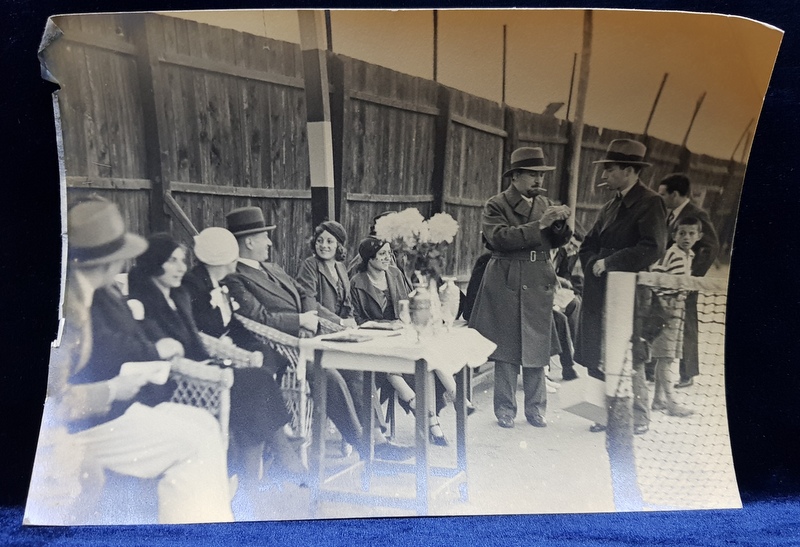 MASA CU JURIUL SI TROFEELE  TURNEULUI DE TENIS , FOTOGRAFIE MONOCROMA, CU OCAZIA CEFERIADEI 1940 , MARGINEA DIN STANGA CU EXFOLIERI , COLTUL DIN DREAPTA SUS INDOIT *