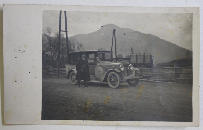 MASINA DE EPOCA STATIONAND LANGA O GARA  , CARTE POSTALA ILUSTRATA , MONOCROMA, CIRCULATA , DATATA 1938