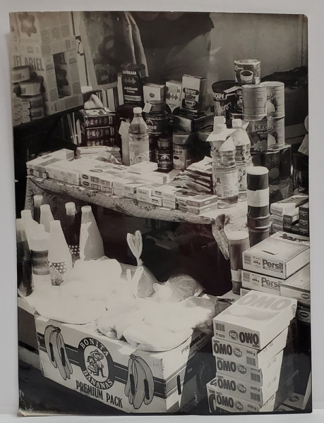 MASUTA CU PRODUSE DIN IMPORT , PIATA COTROCENI , FOTOGRAFIE , INCEPUTUL ANILOR ' 90