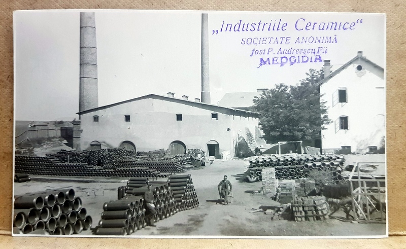 MEDGIDIA - CURTEA FABRICII  ' INDUSTRIILE CERAMICE ' , FOTOGRAFIE TIP CARTE POSTALA ,, FOTO PAUL PETRESCU , MONOCROMA, CIRCULATA , DATATA 1930