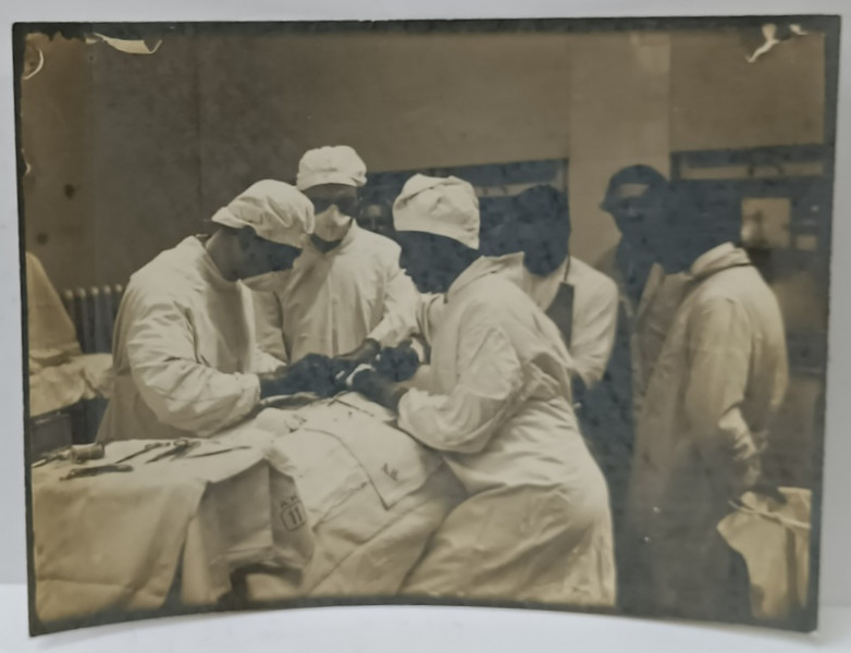 MEDICI IN SALA DE OPERATIE , CU ASISTENTA , FOTOGRAFIE , CCA . 1900