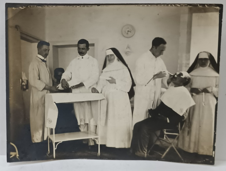 MEDICI SI MAICUTE ASISTENTE , IN SPITAL , FOTOGRAFIE , CCA. 1900