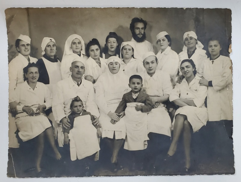 MEDICI SI SURORI DE CRUCE ROSIE DE LA SPITALUL DE RANITI DIN RAMNICU - SARAT  ( NOMINALIZATI PE VERSO ) ,  FOTOGRAFIE DE GRUP