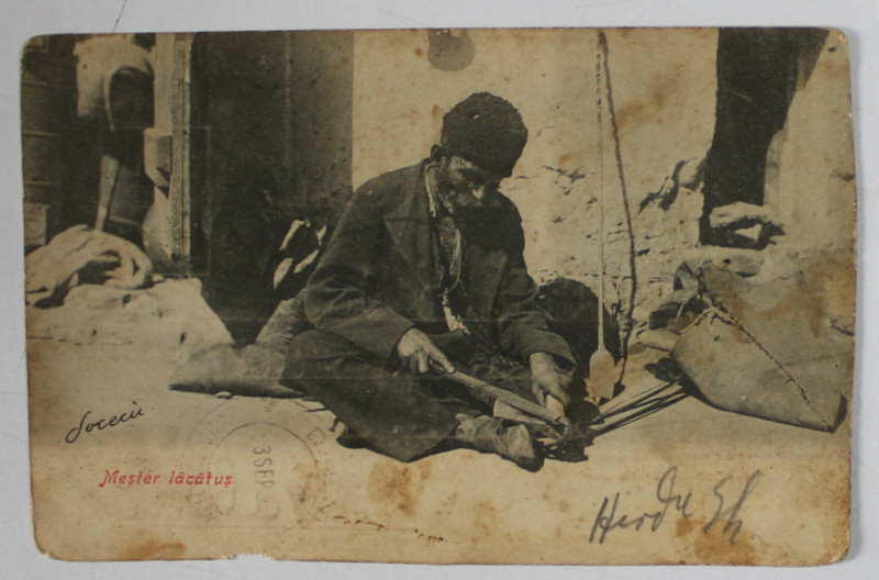 MESTER RROM ,  LACATUS ,  ASCUTIND UN TOPOR , CARTE POSTALA , CLASICA