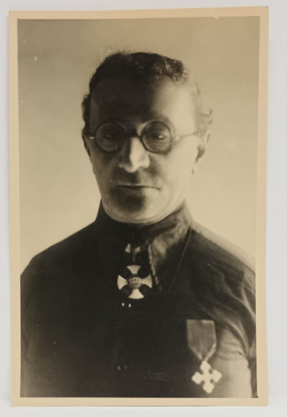 MILITAR CU DOUA DECORATII , FARA CHIPIU , FOTOGRAFIE FORMAT CARTE POSTALA , PERIOADA INTERBELICA