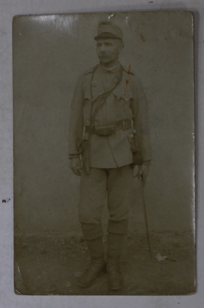 MILITAR IN UNIFORMA , CU CAPELA SI SABIE , FOTOGRAFIE TIP CARTE POSTALA , CCA. 1900