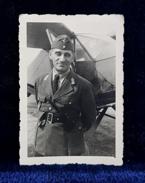 MILITAR IN UNIFORMA DE AVIATIE , FOTOGRAFIE MONOCROMA, PE HARTIE CRETATA , FORMAT MIC , PERIOADA INTERBELICA