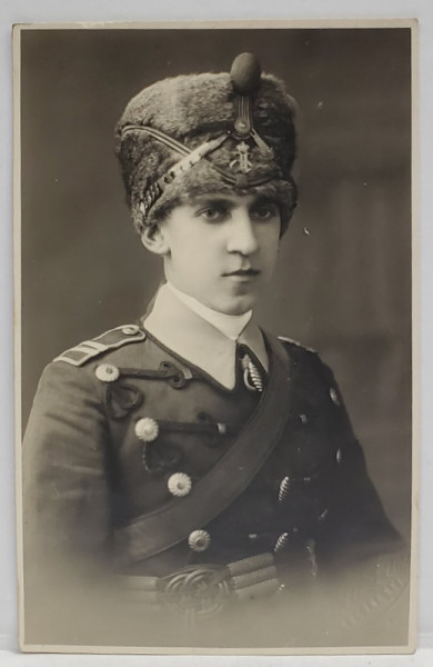 MILITAR ROMAN IN UNIFORMA , CU CACIULA CU CIFRUL REGAL ROMAN , CARTE POSTALA ILUSTRATA , 1926