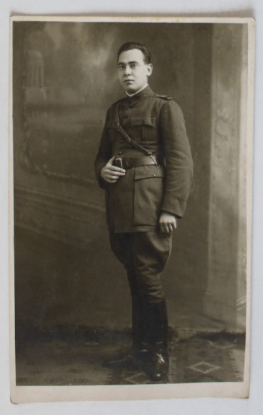 MILITAR ROMAN IN UNIFORMA,  FOTOGRAFIE IN STUDIO , CARTE POSTALA , INTERBELICA