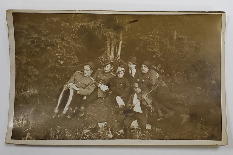 MILITARI , CIVILI SI UN LAUTAR , FOTOGRAFIE DE GRUP IN NATURA , RUCAR , TIP CARTE POSTALA , 1931