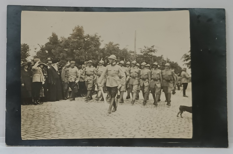 MILITARI DEFILAND DE ZIUA  REGELUI , FOTOGRAFIE FORMAT CARTE POSTALA , MAI 1921