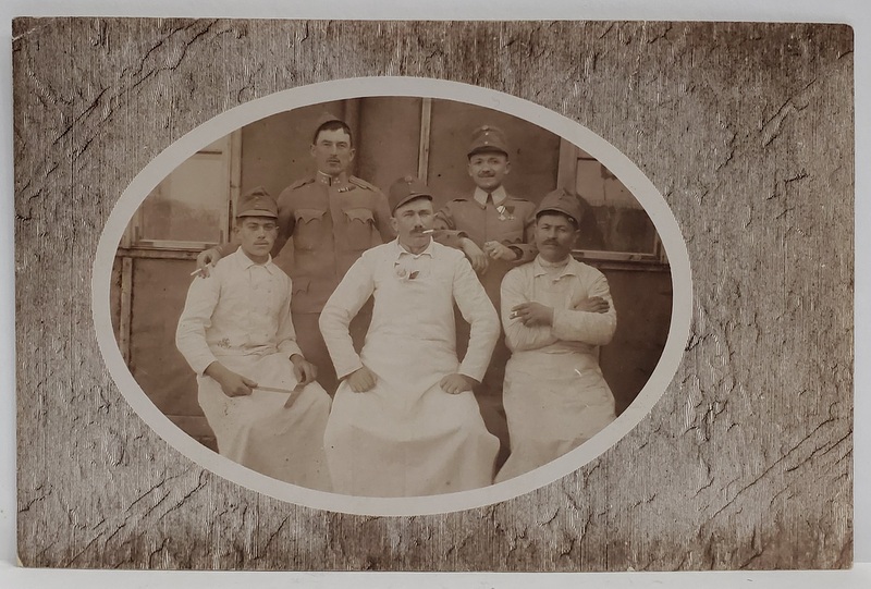 MILITARI DIN ARMATA AUSTRO - UNGARA , IN UNIFORME , CU DECORATII , SI MILITARI LUCRATORI LA BUCATARIE , CU SORTURI , CARTE POSTALA , PERIOADA PRIMULUI RAZBOI MONDIAL