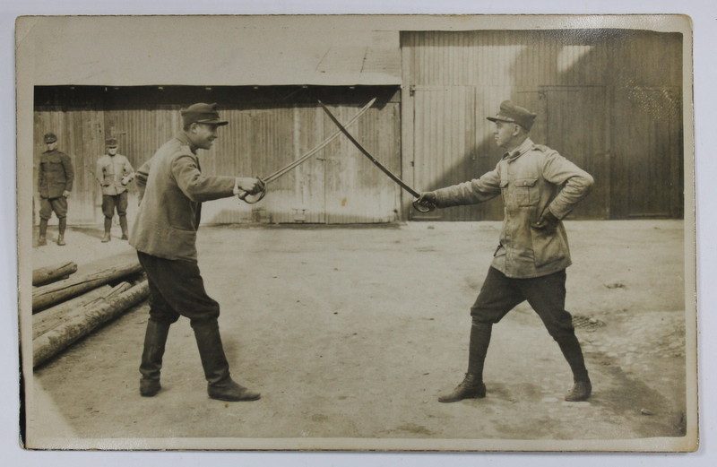 MILITARI DUELANDU -SE CU SABIILE , FOTOGRAFIE TIP CARTE POSTALA , INTERBELICA