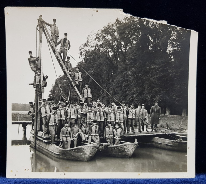 MILITARI FRANCEZI LA PARIS , FACAND  EXERCITII PE SENA , FOTOGRAFIE DE GRUP, MONOCROMA , DATATA 1932 , LIPSA UN FRAGMENT IN DREAPTA SUS *