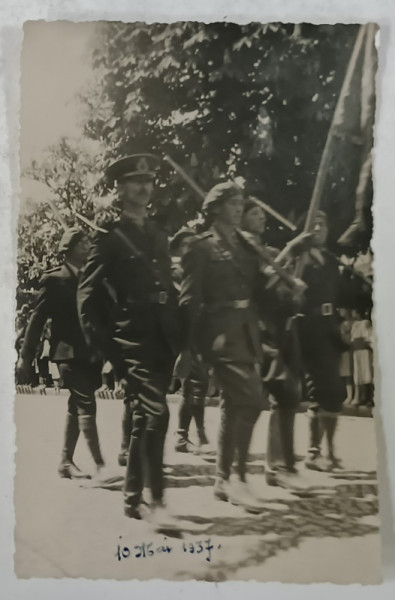 MILITARI ROMANI LA DEFILARE CU DRAPELUL , FOTOGRAFIE FORMAT CARTE POSTALA , 10 MAI 1937