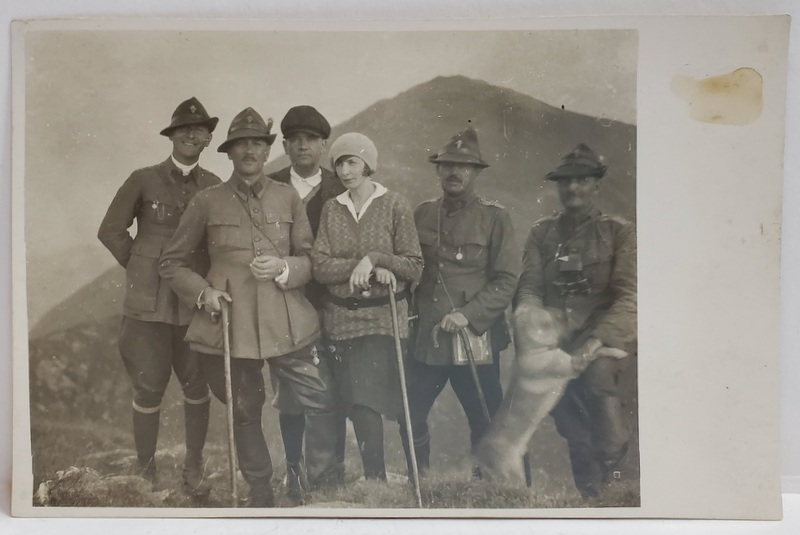 MILITARI VANATORI DE MUNTE SI DOI CIVILI , POZA DE GRUP , CARTE POSTALA , INTERBELICA