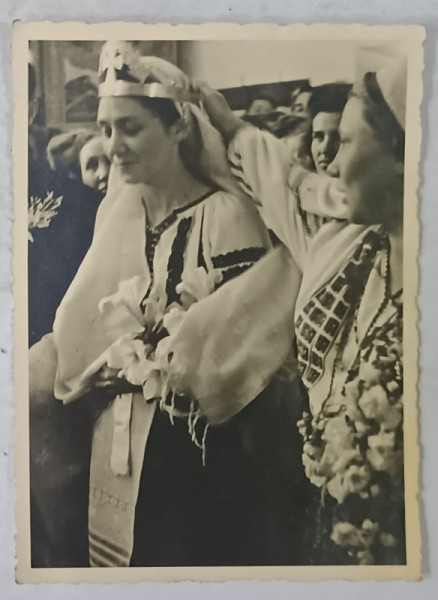MIREASA CU PIROSTRIILE PE CAP , IN COSTUM POPULAR , FOTOGRAFIE , FOTO. BAVARIA  , BUCURESTI , PERIOADA  INTERBELICA