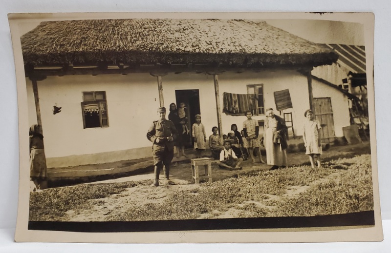 MOGOSOAIA  (?) , FAMILIECU NOUA COPII  IN FATA CASEI SI UN JANDARM , FOTOGRAFIE DE GRUP , INTERBELICA