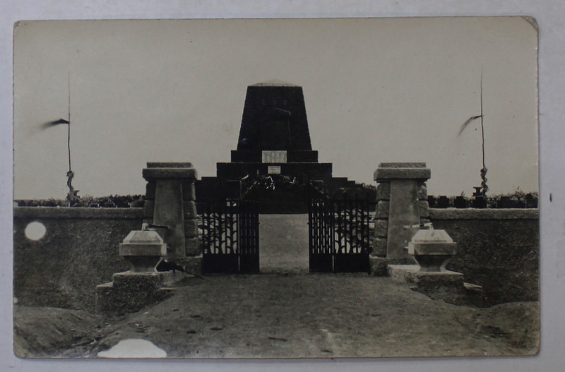 MOMUNEMNTUL EROILOR DE PE DEALUL RACOVITENI , JUDETUL BUZAU , DEMOLAT 1949 , FOTOGRAFIE TIP CARTE POSTALA , INTERBELICA