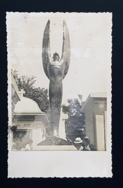 MONUMENTUL FUNERAR  DE LA BELLU AL AVIATORULUI SI BOBERULUI DUMITRU HUBER 1899 - 1934  , FOTOGRAFIE DE IOSIF BERMAN , MONOCROMA, PERIOADA INTERBELICA , PREZINTA PETE SI URME  DE UZURA *