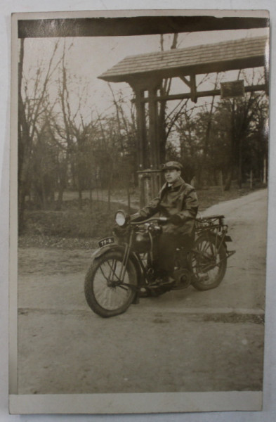 MOTOCICLETA INTERBELICA CU PILOT  , NR. 75 B , FOTOGRAFIE TIP CARTE POSTALA , 13 NOV. 1927