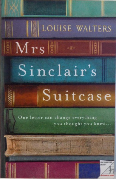 MRS SINCLAIR'S SUITCASE - ONE LETTER CAN CHANGE EVERYTHING YOU THOUGHT YOU KNEW... de LOUISE WALTERS, 2014