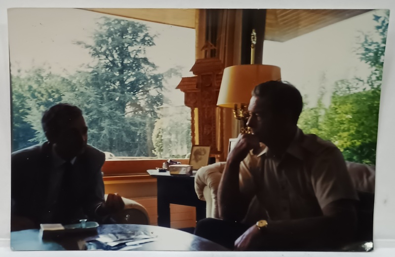 M.S. REGELE MIHAI I AL ROMANIEI , DISCUTAND CU UN INIVITAT ,IN RESEDINTA DE LA VERSOIX , ANII ' 80 - '  90