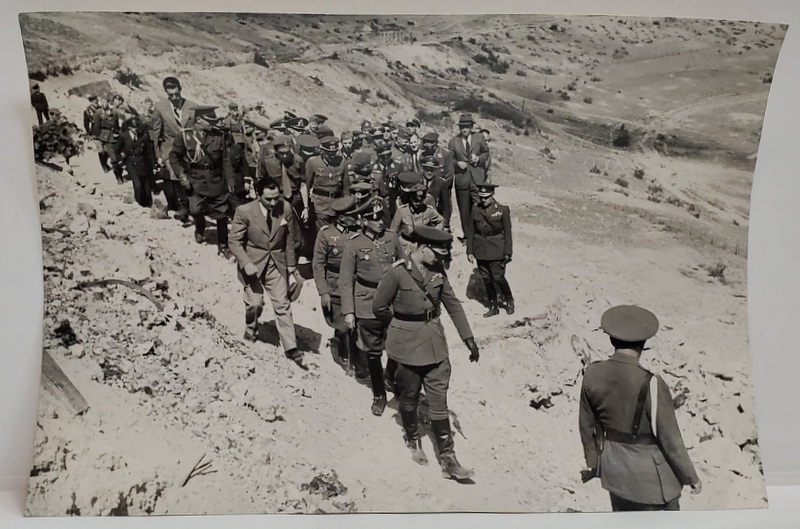 M.S. REGELE MIHAI I , IMPREUNA CU PRIM MINISTRUL MIHAI ANTONESCU , VIZITEAZA FORTUL MAXIM GORKI , CONDUSI DE GENERALUL GERMAN HANSEN , FOTOGRAFIE DE PRESA , 7 AUG. 1942