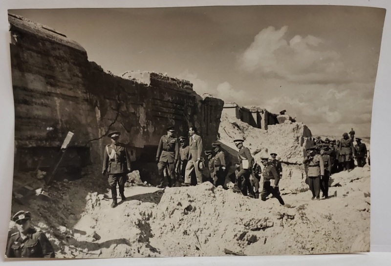 M.S. REGELE MIHAI I SI PRIM MINISTRUL MIHAI ANTONESCU IN INSPECTIE DE FRONT LA SEVASTOPOL , FORTUL MAXIM GORKI , FOTOGRAFIE DE PRESA , 10 AUGUST 1942