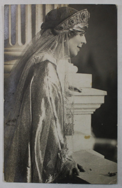 M.S . REGINA MARIA A ROMANIEI , CU DIADEMA PE CAP SI VOAL , FOTOGRAFIE TIP CARTE POSTALA , 1923