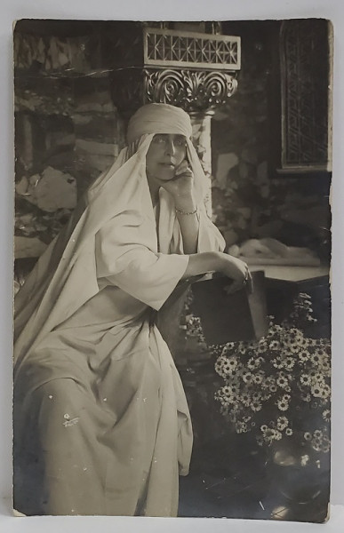 M.S REGINA MARIA A ROMANIEI , FOTOGRAFIE IN INTERIOR , CU CARTE SI ULCICA CU FLORI , FOTO JULIETTA , BUCURESTI ,  FORMAT CARTE POSTALA , INTERBELICA