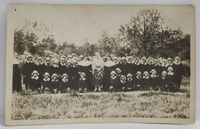 M.S. REGINA MARIA A ROMANIEI , IN CENTRUL UNUI GRUP DE SCOLARITE DE LA SCOALA  CATOLICA , FOTOGRAFIE FORMAT CARTE POSTALA , 21 MAI , 1925