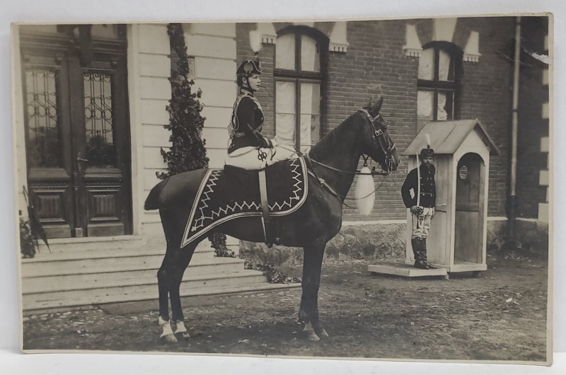 M.S. REGINA MARIA , IN UNIFORMA , PE CAL , LANGA O CLADIRE PAZITA DE MILITARI  , FOTO. N. BUZDUGAN , CARTE POSTALA , INTERBELICA