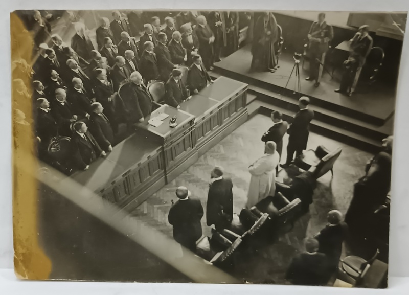M.S . REGINA MARIA si PRINTUL REGENT NICOLAE , LA DESCHIDEREA ANULUI UNIVERSITAR , CLUJ , 1930, FOTOGRAFIE IN INTERIOR