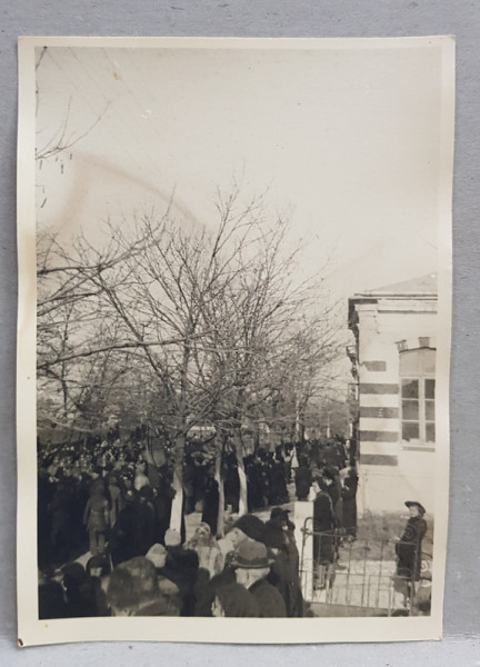 MULTIME ASISTAND LA DEFILAREA UNEI TRUPE DE SOLDATI ROMANI , FOTOGRAFIE TIP CARTE POSTALA , MONOCROMA, NECIRCULATA , PERIOADA INTERBELICA