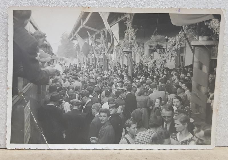 MULTIME DE OAMENI PE PERONUL UNEI GARI , INTR- O ZI FESTIVA , FOTOGRAFIE TIP CARTE POSTALA , MONOCROMA, PERIOADA INTERBELICA , COLTUL DIN STANGA JOS INDOIT *