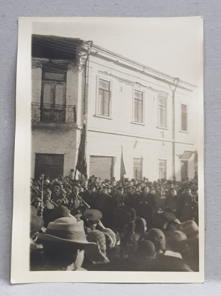 MULTIME LA DEFILAREA UNOR SOLDATI ROMANI , FOTOGRAFIE MONOCROMA, TIP CARTE POSTALA , PERIOADA INTERBELICA , ONDULATA *