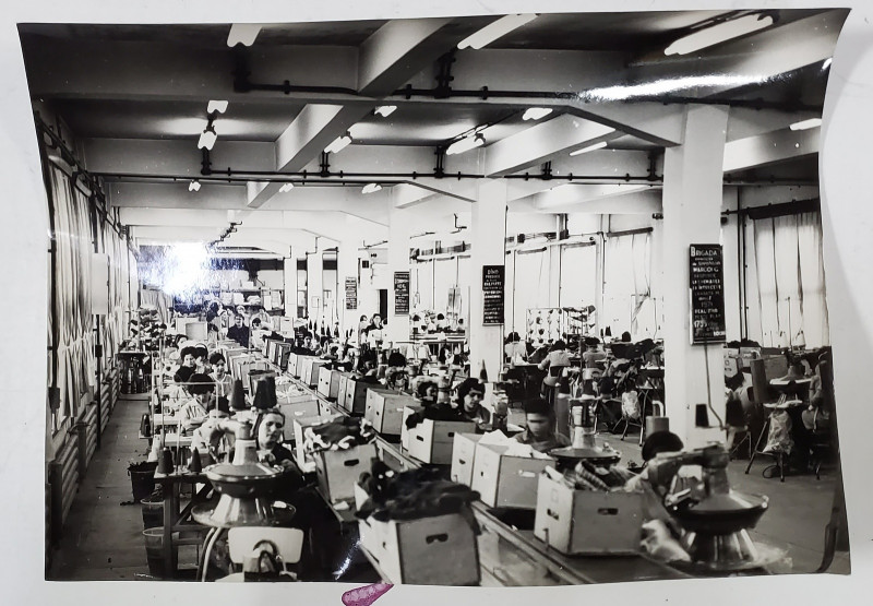 MUNCITOARE LA LUCRU IN FABRICA DE TEXTILE , FOTOGRAFIE DE PRESA , ANII '70