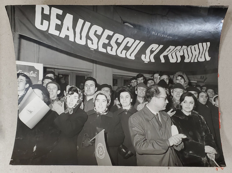 MUNCITORI APLAUDAND  DELEGATIA OFICIALA  , FOTOGRAFIE DE PRESA , ANII ' 70