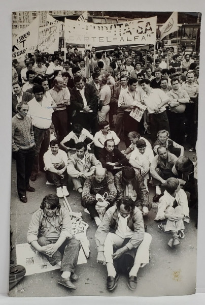 MUNCITORI DE LA GRIVITA S.A. , LA UN MITING AL SINDICATELOR  IN PIATA VICTORIEI , FOTOGRAFIE , INCEPUTUL ANILOR ' 90