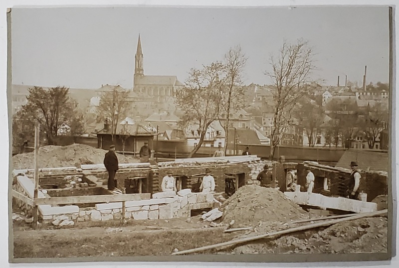 MUNCITORI IN CONSTRUCTII , LA RIDICAREA UNEI CLADIRI , ORAS DIN EUROPA DE VEST , FOTOGRAFIE , CCA. 1900