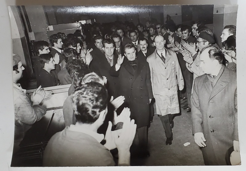 MUNCITORI INTAMPINAND DELEGATIA OFICIALA CONDUSA DE NICOLAE CEAUSESCU , FOTOGRAFIE DE PRESA , ANII ' 70