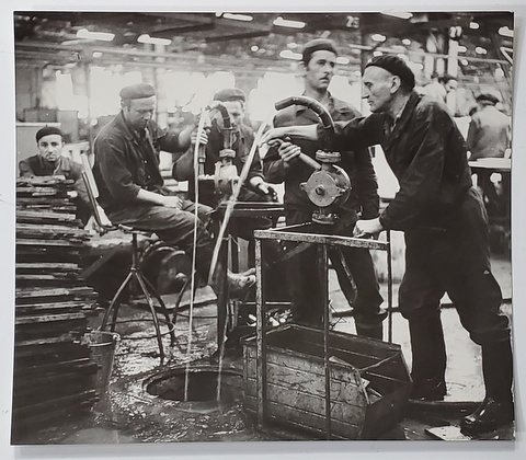 MUNCITORI LANGA POMPA DE APA , FOTOGRAFIE , ANII '70 - ' 80
