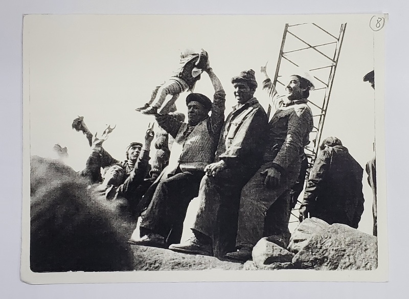 MUNCITORI PE STATUIA DARAMATA A LUI LENIN , FOTOGRAFIE , SEMNATA T.M.  OCTOMBRIE , 3 , 1990